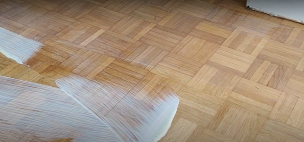 Application de l'huile effet bois nu 